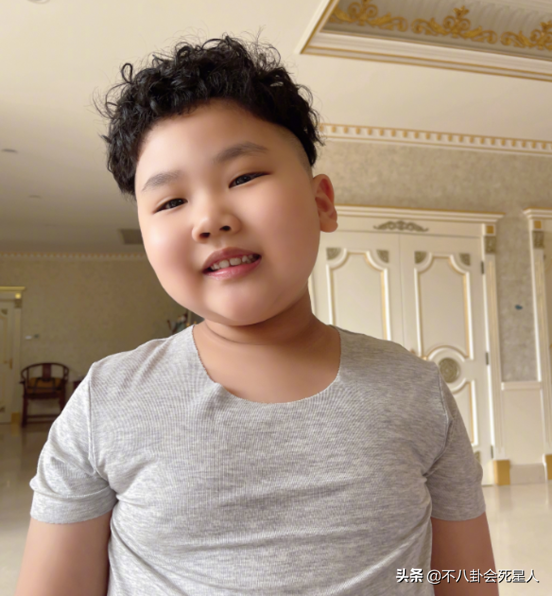 于谦也有两个儿子,大儿子于云霆今年15岁,被于谦培养成了马术少年.