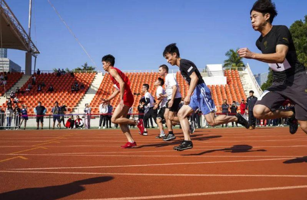 青岛大学运动会开幕式，举牌美女引来关注热议，网友齐呼要考青大