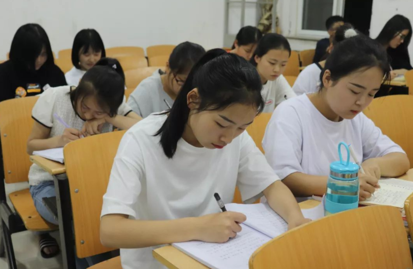 大一学生不能报考英语四级，新生困惑不已，学长们道出实情