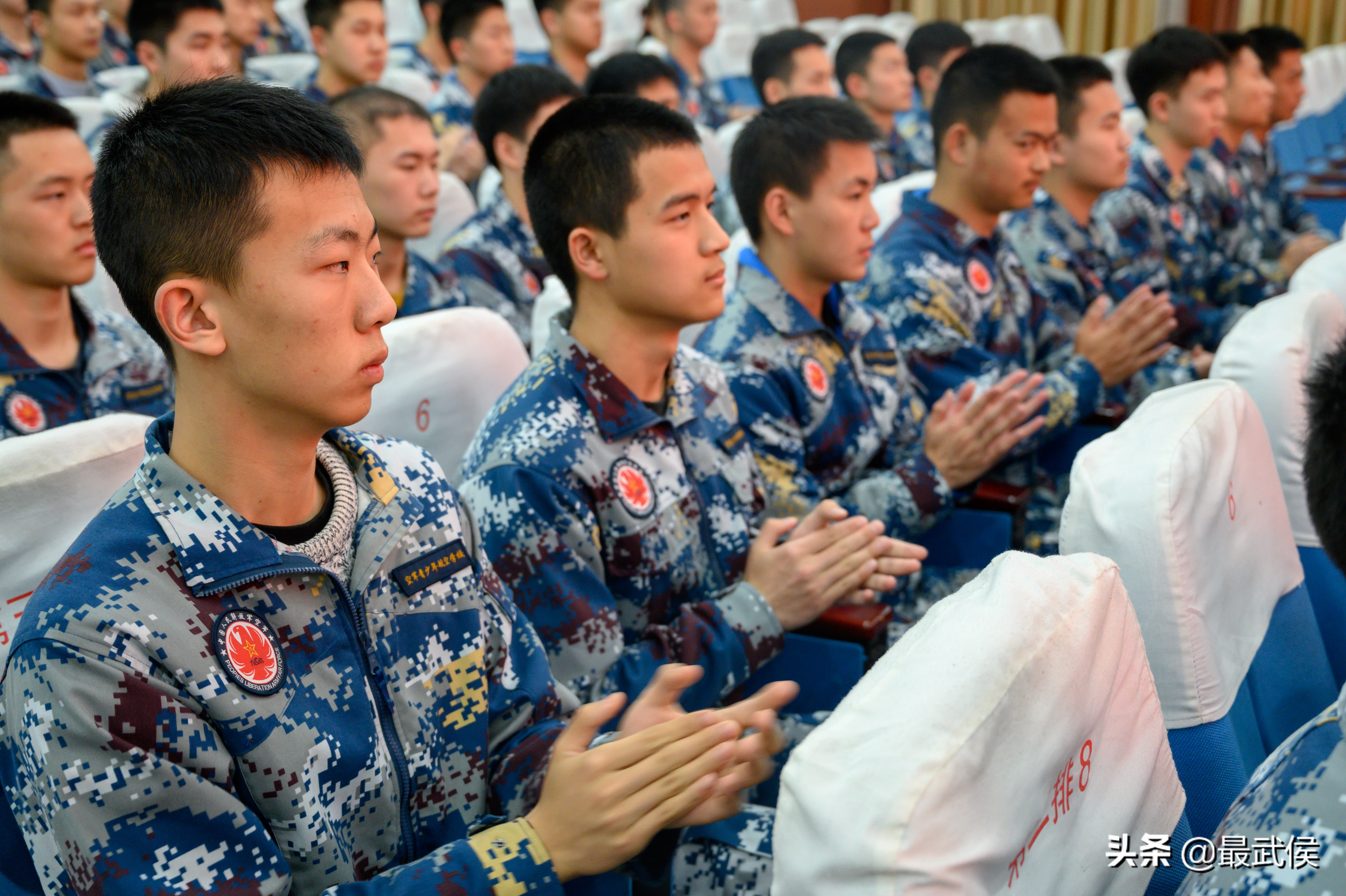 什么是“双学籍”飞行员？这所学校4年7人入选，清华北大任选！