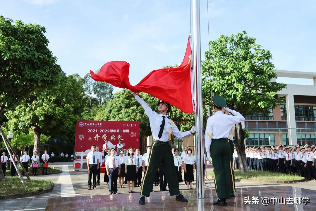 开学啦！现场多图预警：妈趴窗，爹爬墙，脸贴地！场面过于欢乐