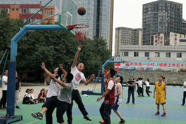 考前一个月准时看球赛给拜仁加油，高考653分成四川状元进入北大