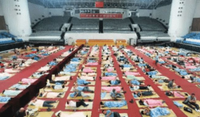 哈工大宿舍挥汗如雨，众多学生行政楼前打地铺，学校被吐槽上热搜