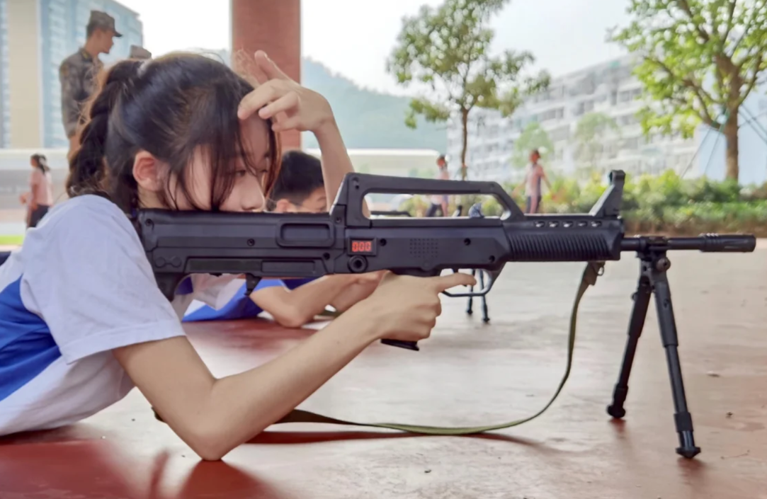 清华军训照流出，英姿飒爽不输军人风采，魔鬼式训练让人望而生畏