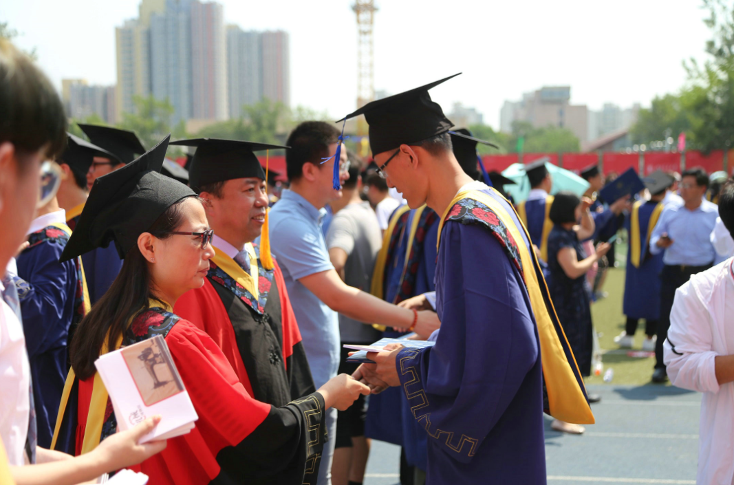 有种读研难叫“考得上念不起”，学费对考生是道坎，只能绕道走