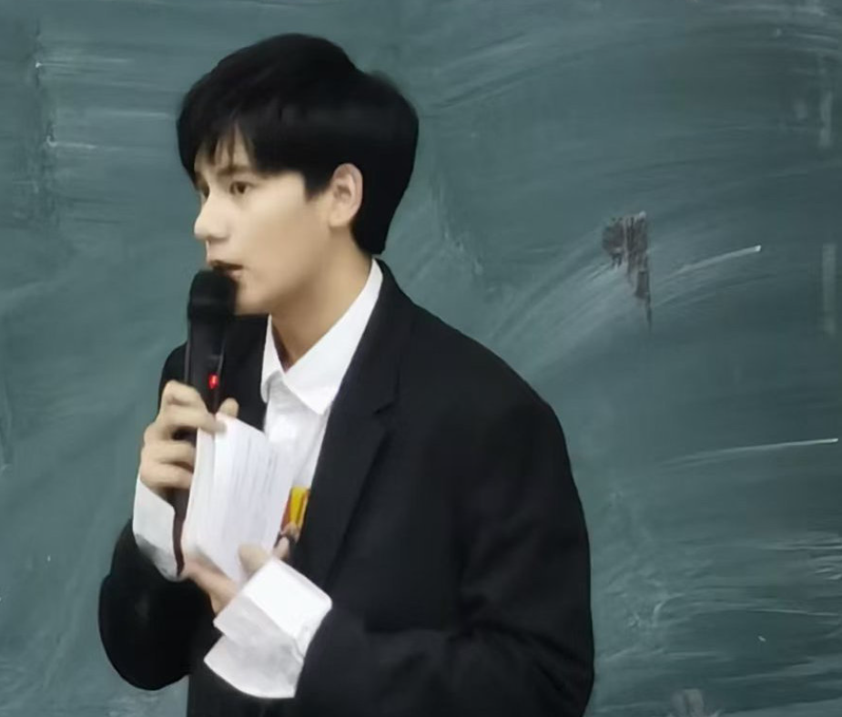胡先煦现身大学被抓拍，失去了精修待遇，生图下的颜值令人吃惊