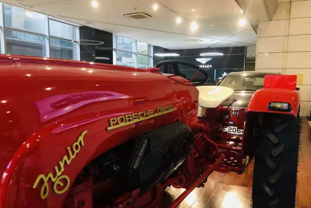 名車館寄售了兩輛拖拉機，保時捷中心做保養(yǎng)，和邁巴赫賓利停一起