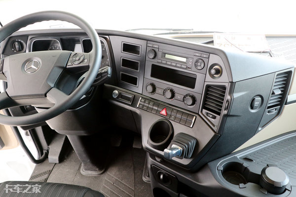 奔驰究竟豪不豪 看看内饰就知道