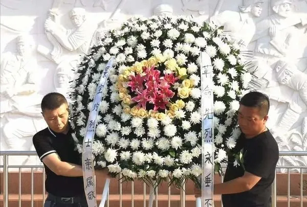等了64年!弟弟携家人来烈士陵园看姐姐,年过古稀哭得却像个孩子