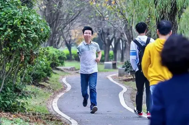 青年榜样！26岁武汉独臂博士敲代码获奖30多项了不起