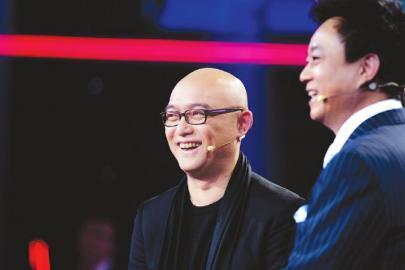 他是“江苏一哥”孟非，曾娶初恋女友为妻，今49岁一家三口超幸福