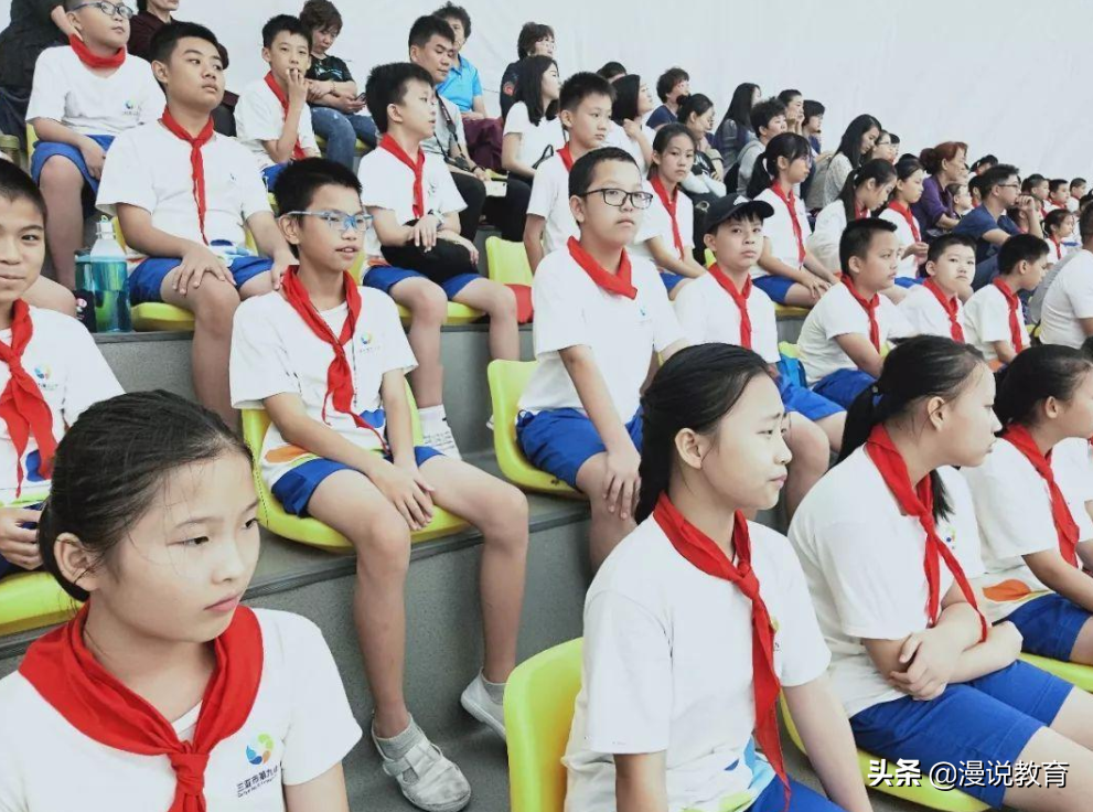 到底选公立学校还是私立学校？家长很纠结，学生对比很明显