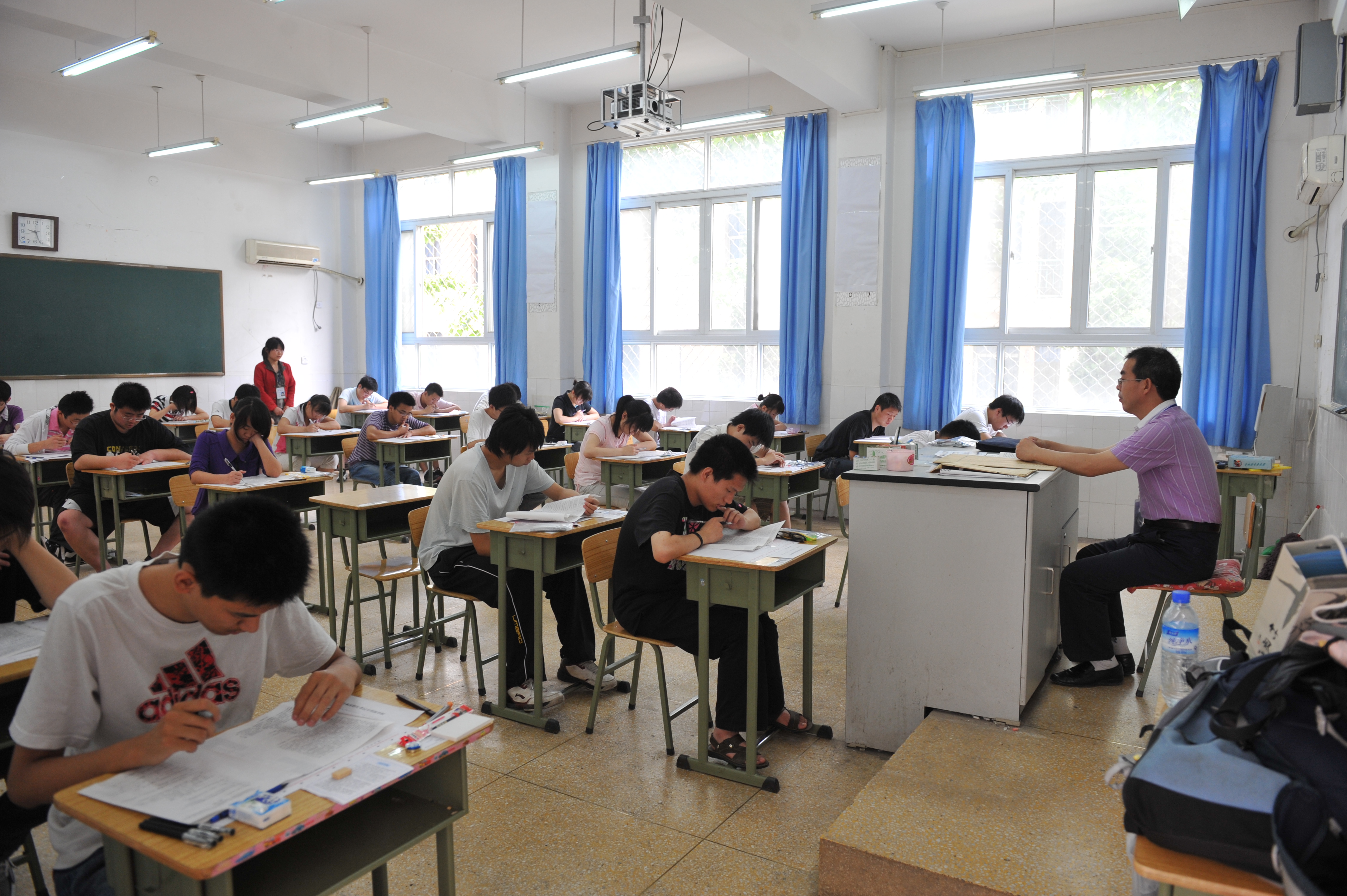 高考考场内要不要安装空调关乎公平？教师不解：安了你能考清华？