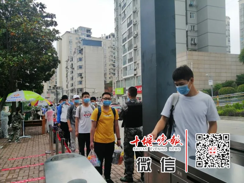 今天开学！刚刚在十堰这些学校拍下，这一幕等了太久