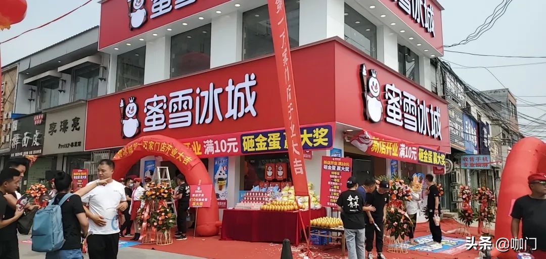 茶饮进入“强者模式”：头部一年开店1000+，中小品牌出头更难