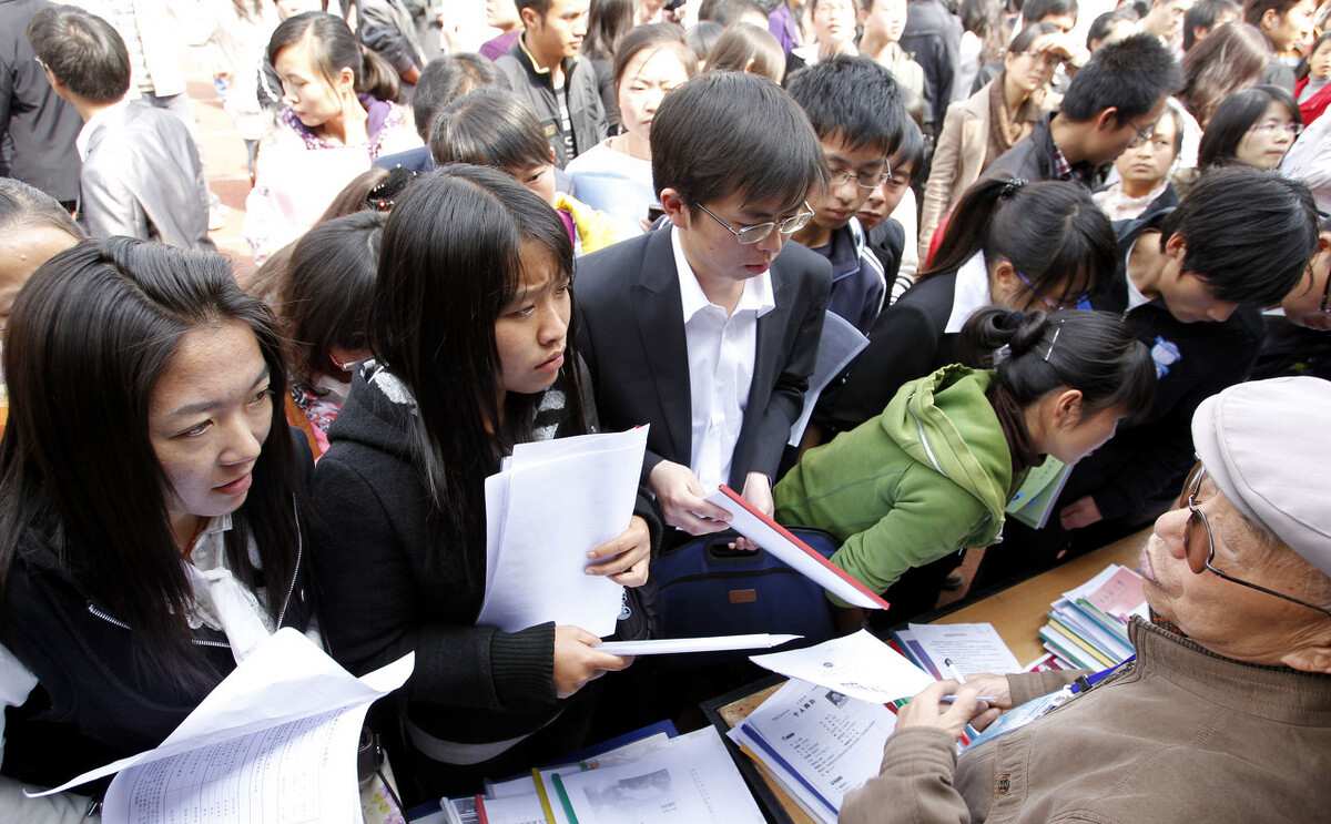 高考分数线公布，文科远高于理科惹争议文科生直呼“离谱”