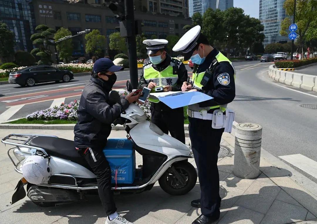 上海电瓶车爆燃！3个锂电池让整栋楼面目全非，锂爆威力有多大？