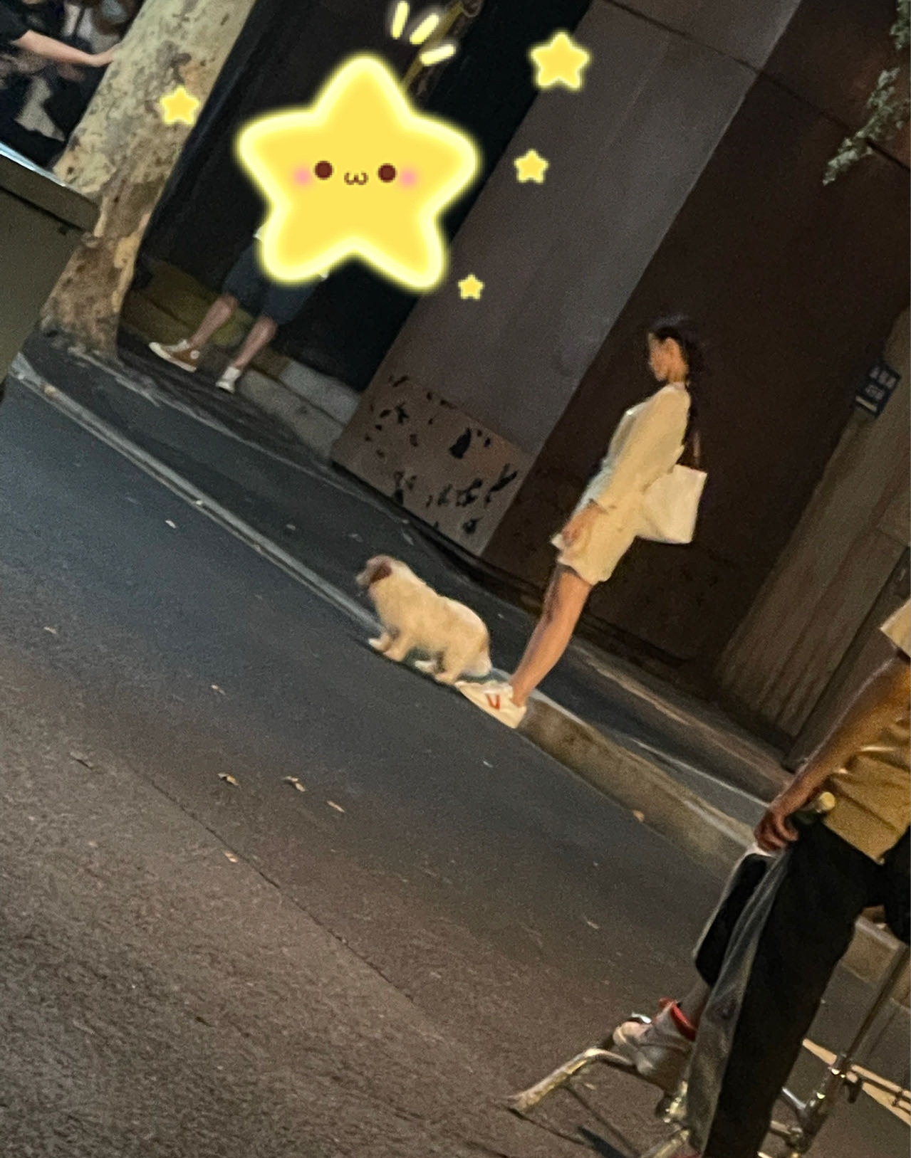 Angelababy超市拍戏被偶遇,休闲打扮超低调,瞪眼式表演遭吐槽