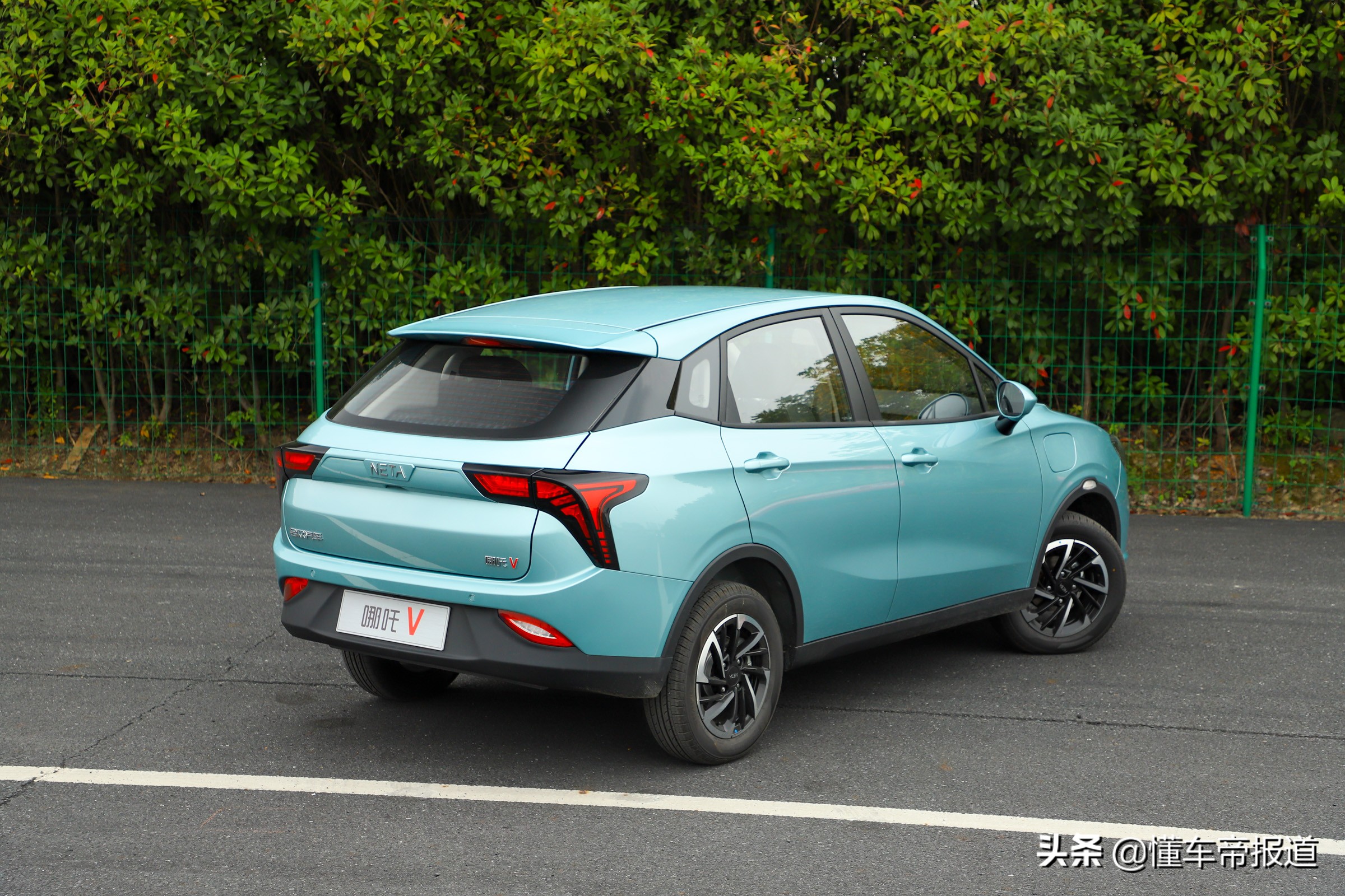 301公里,401公里★明年将推出运动版车型哪吒v的外观设计其实是一个多