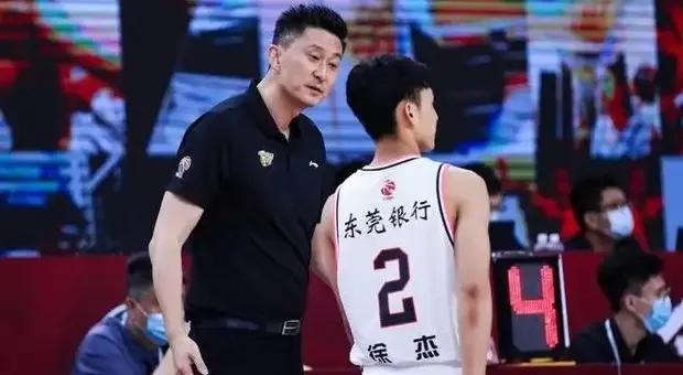 为什么nba裁判吹得很偏(究竟是裁判针对广东队，还是杜锋针对裁判，裁判是不是真的太业余)