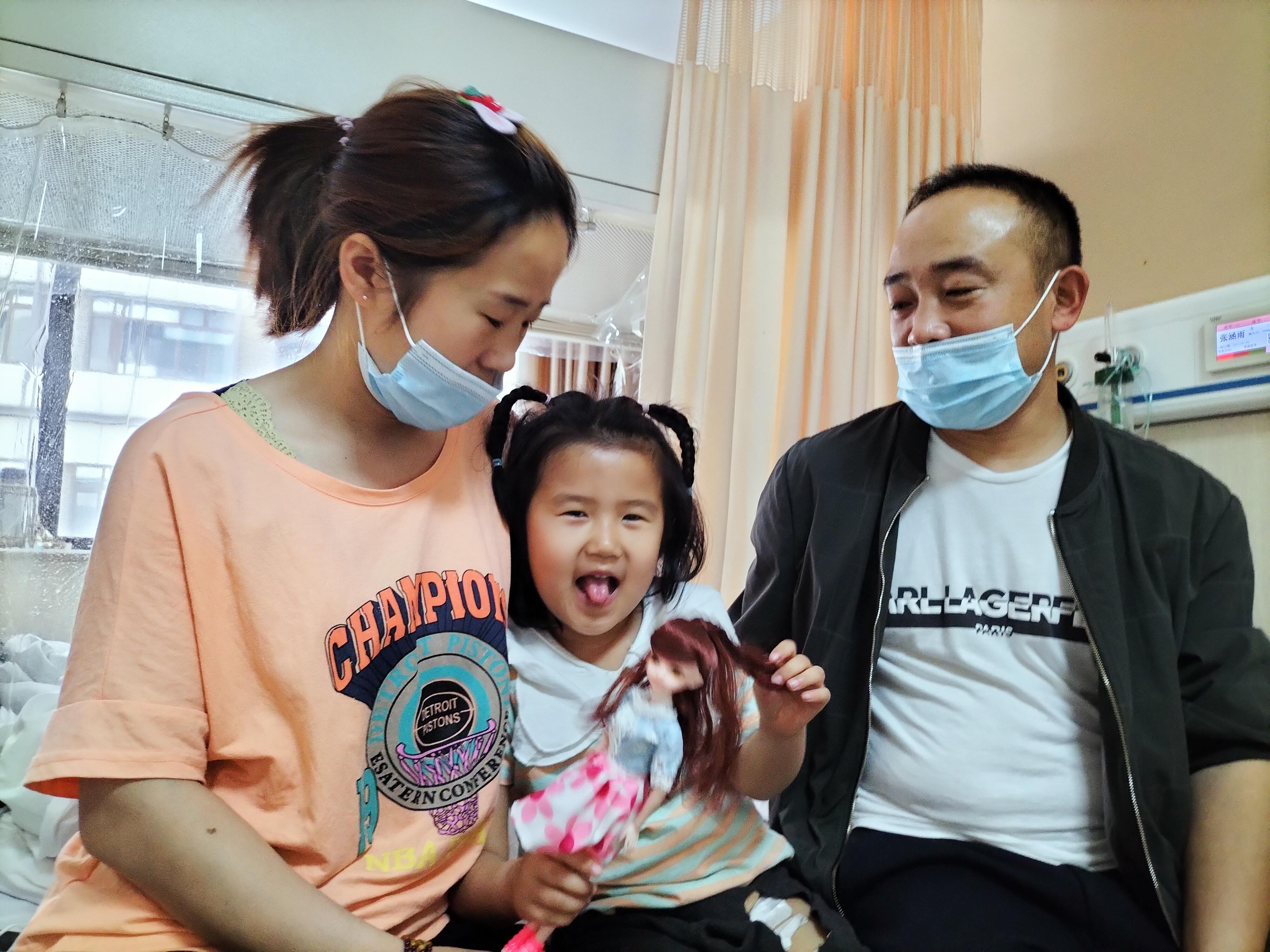 完成捐献“任务”，潍坊小涵涵出院了，她的爸爸张国祥目前病情稳定，还需住院八到十天