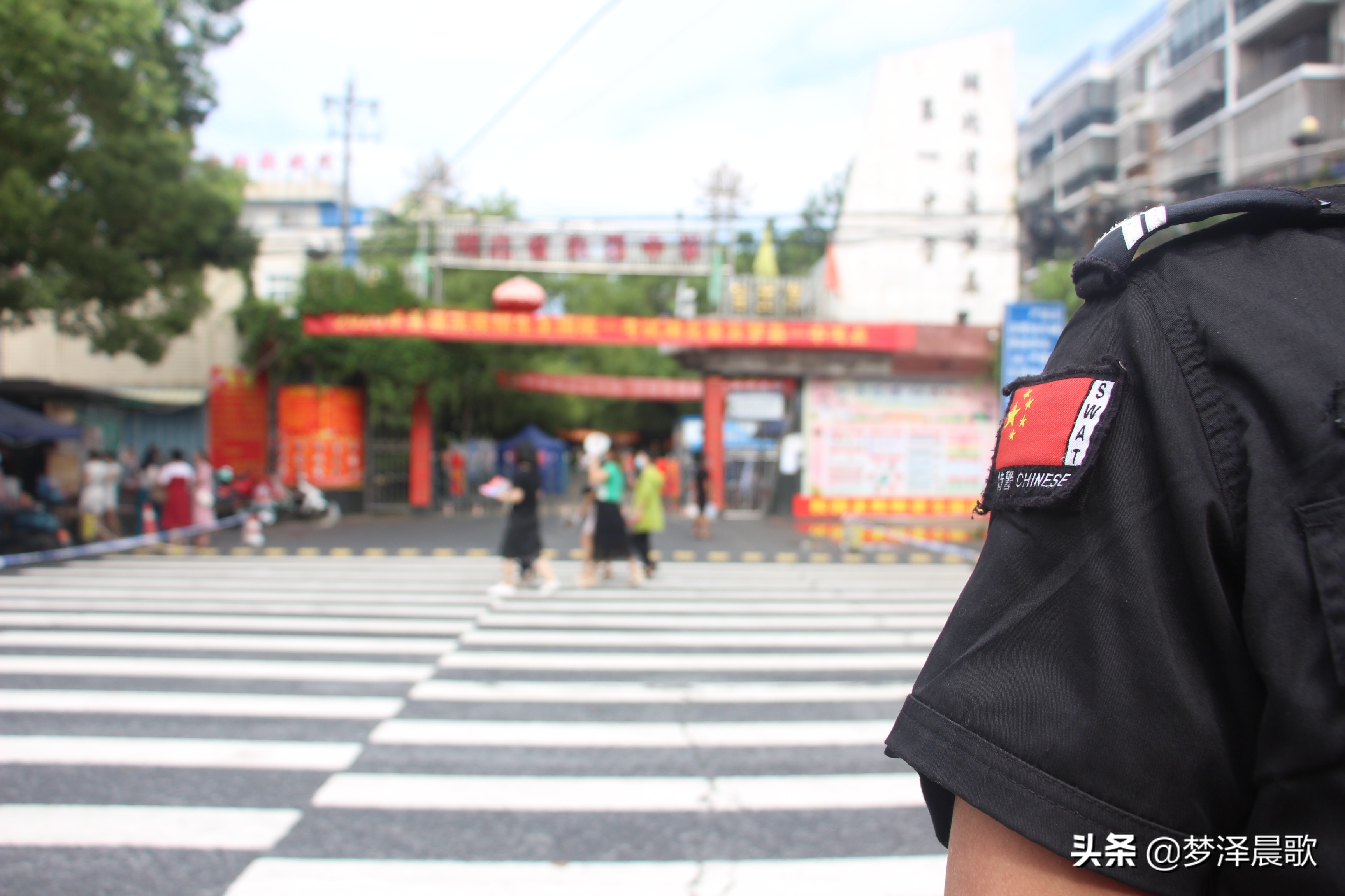 高考结束考生有序离开校园