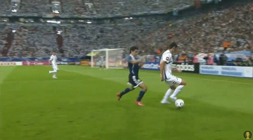 梅西的世界杯首秀，他用15分钟征服球迷，马拉多纳振臂欢呼