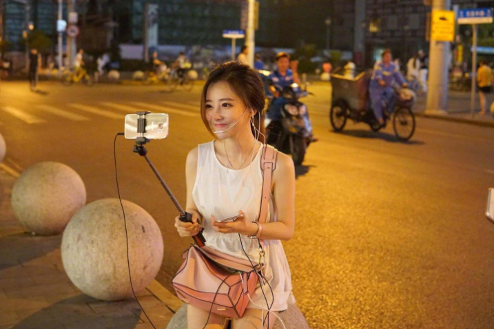 凭自己努力走红的8位女网红，一个比一个拼，有人因一条裙子爆火