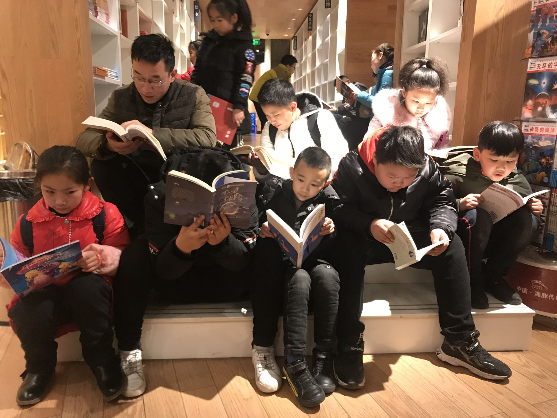 孩子寒假无聊无趣离不开手机，你开始抓狂了？避免焦虑你要这样做