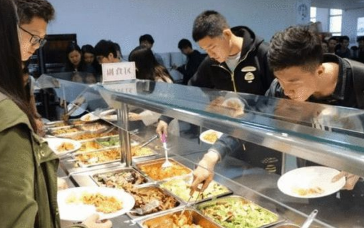 深圳大学食堂走红，整体风格阴森恐怖，学生直言吃饭像是在渡劫