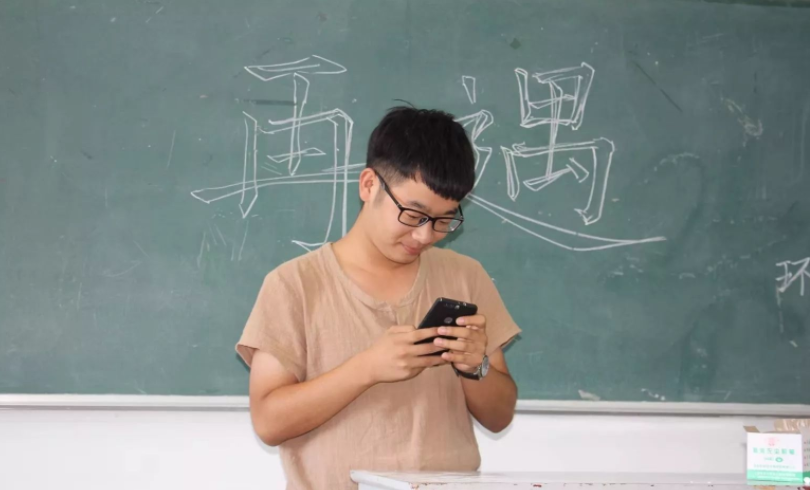 “我家是收废品的”，女大学生自我介绍获称赞，自信的女孩真美