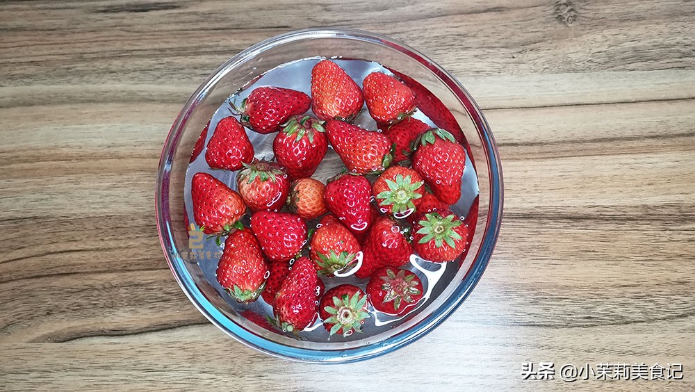 洗草莓，用盐还是用面？都不对，教你正确方法，农药脏东西都洗掉