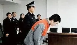 我父亲被人殴打,伤情鉴定结果为轻伤一级,现在打人的那个取保候审,现在要怎么处理?