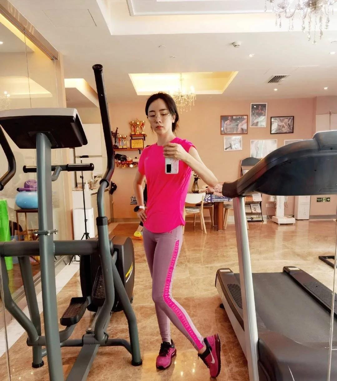 李思思晒两帅儿子,流言缠身多年,丈夫是大学初恋并非60岁富豪