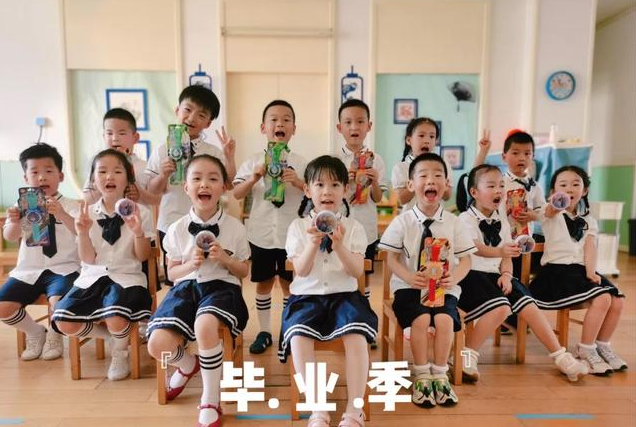 幼儿园毕业照走红，创意不输大学生，家长：再穷也不能少了仪式感