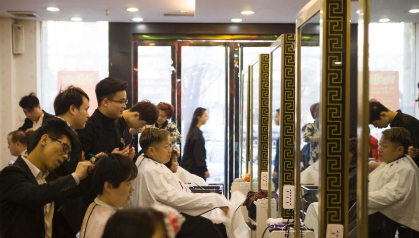 深圳男人开理发店，推出“股东制”模式，年赚160万，学学？