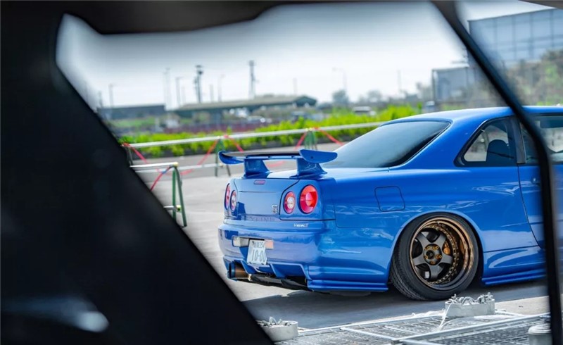 一台我们可以“仔细打量改装”的日产战神GTR R34 !