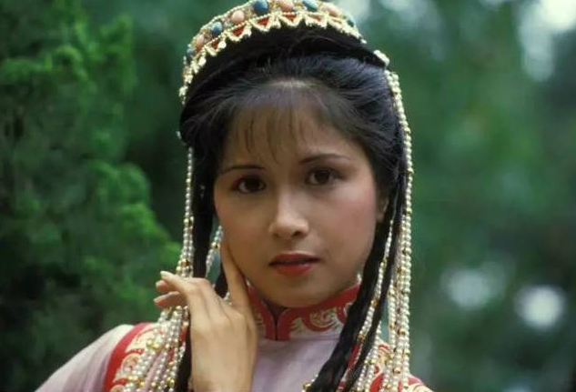 剧中,以一脸婴儿肥出镜的邵美琪呈现出角色身上水嫩少女感.