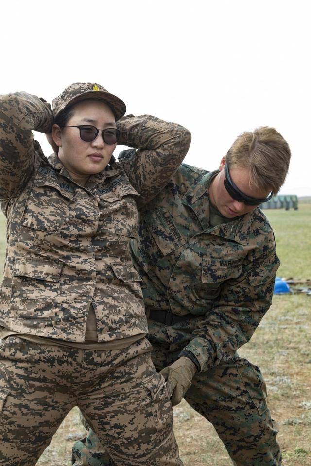 蒙古女人(蒙古女兵：一个个体态丰满健硕，文艺女兵颜值超高，中年人的最爱)