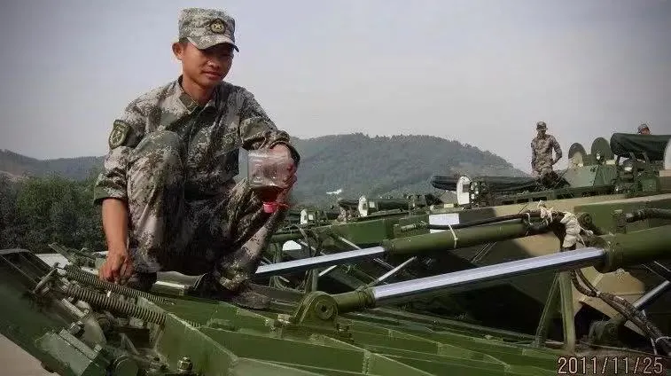 爆胎是常见问题,却有八成司机不会换胎!珠海帅气交警三分钟教会你!