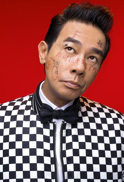 陈小春英姿飒爽，豪气尽显英雄本色