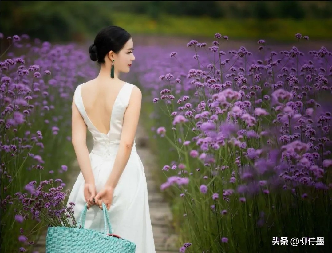 优雅风情阿姨的绝美瞬间，每一帧都散发着成熟女性的独特魅力与韵味。