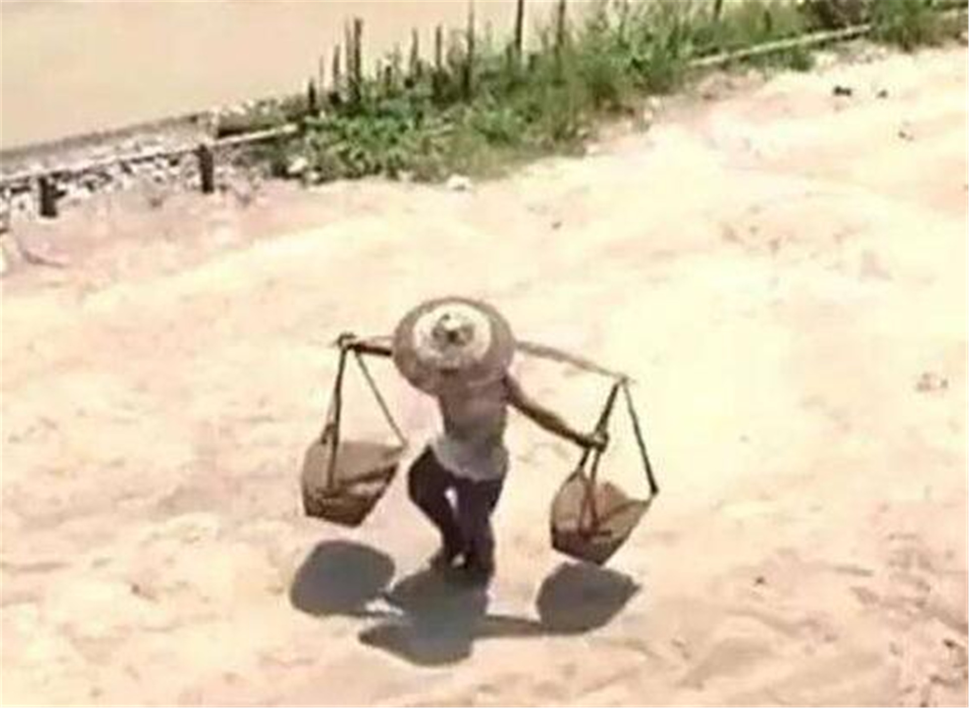 他以674分进清华，在采访中哭，父亲每天挑200担沙供他念书