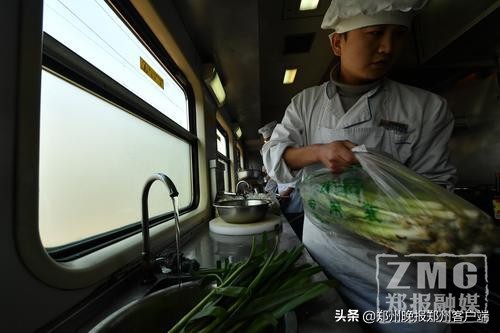 美味温暖回家路｜列车上4厨师一路做出500份盒饭百余份小炒……