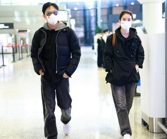 袁咏仪气质感真好，穿黑色上衣朴素却不普通，50岁女人该好好学学