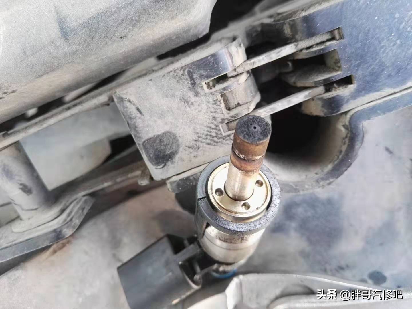 奥迪A6L发动机抖动漏油，胖哥清洗高压喷油嘴，更换机油散热垫