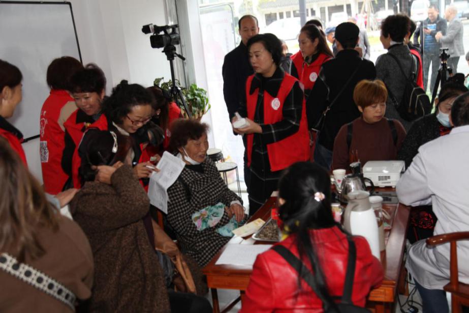 众扶慈善基金会益行志愿者服务站张雷团队为退休教师服务