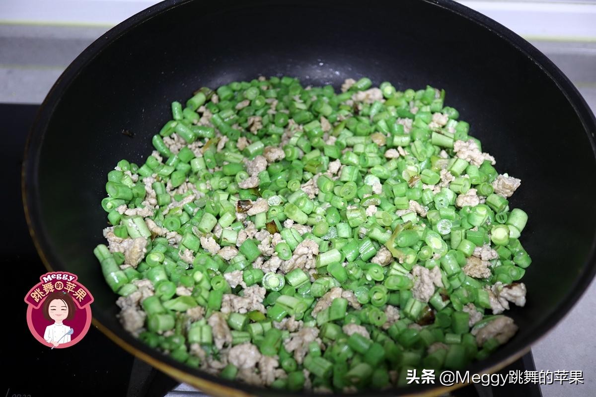 立秋晚餐2个盆端上桌，4人花费不到20元，营养美味又水灵