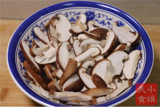 香菇焯水多长时间（爱吃香菇的要学会这种做法比肉还好吃）