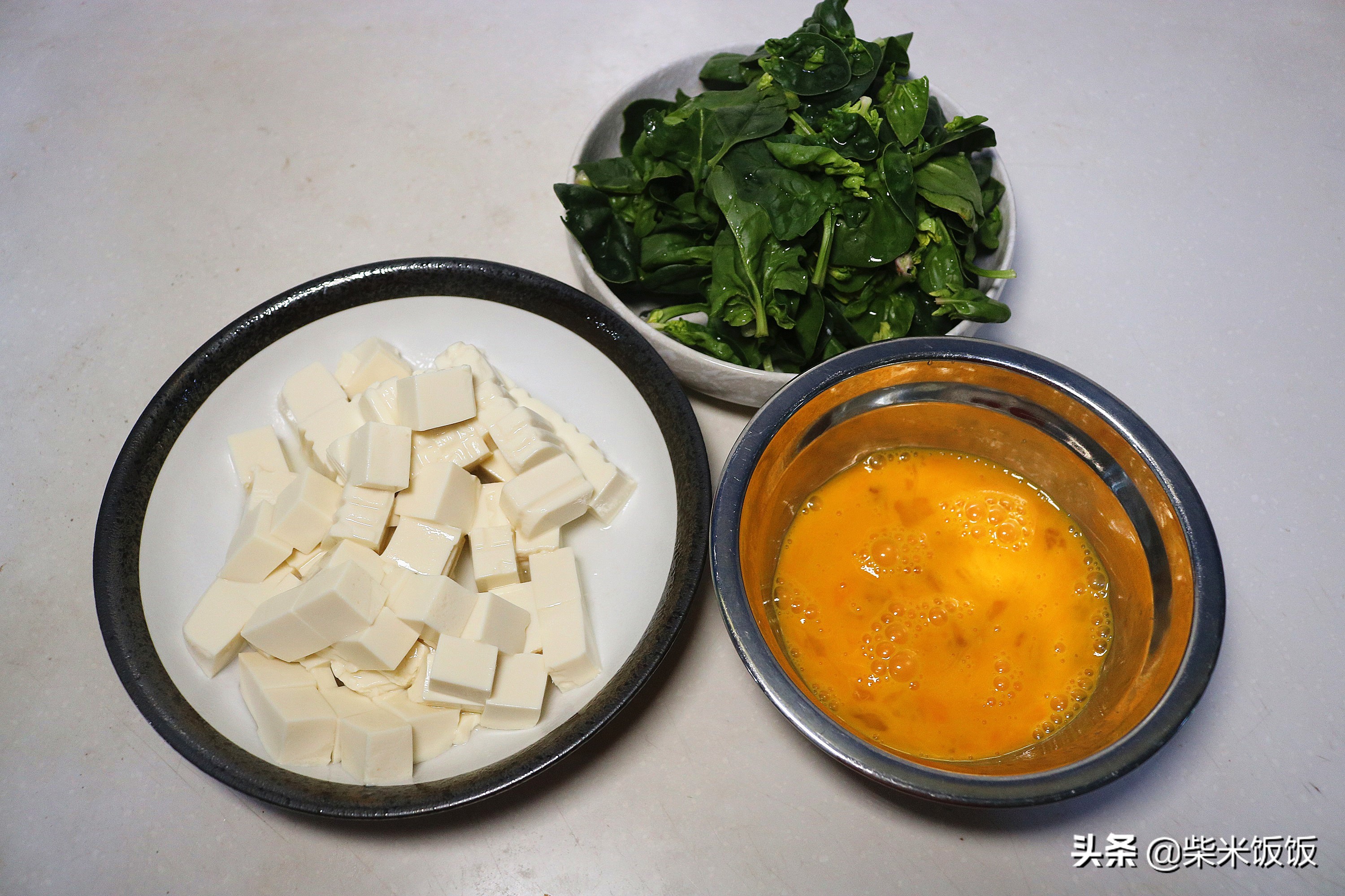 菠菜豆腐汤，加这食材一起炖，汤白味鲜，只放盐就很好喝